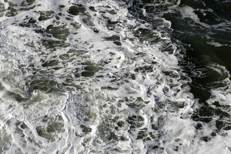 Acqua spumosa ruvida dell'oceano fotografie stock libere da diritti Acqua spumosa ruvida dell'oceano fotografie stock libere da diritti