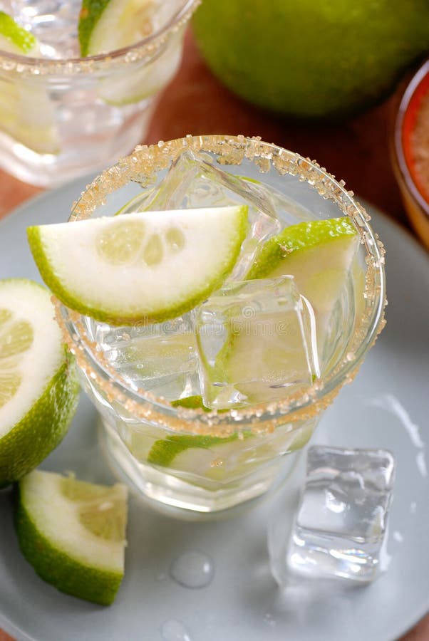 Acqua tonica con il limone fotografia stock. Immagine di radura 39980342