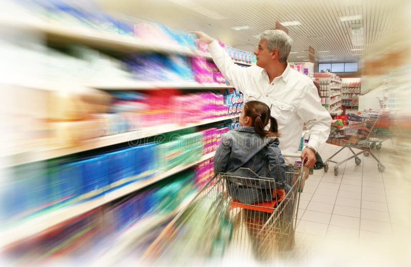 Acquistando al supermercato fotografia stock libera da diritti Acquistando al supermercato fotografia stock libera da diritti