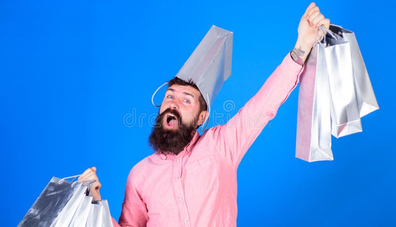 Acquisto del tipo sulla stagione di vendite con gli sconti I pantaloni a vita bassa sul fronte felice con la borsa sulla testa so immagini stock libere da diritti Acquisto del tipo sulla stagione di vendite con gli sconti I pantaloni a vita bassa sul fronte felice con la borsa sulla testa so immagini stock libere da diritti