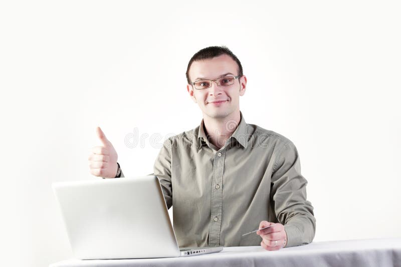 Uomo che fa acquisti online fotografia stock