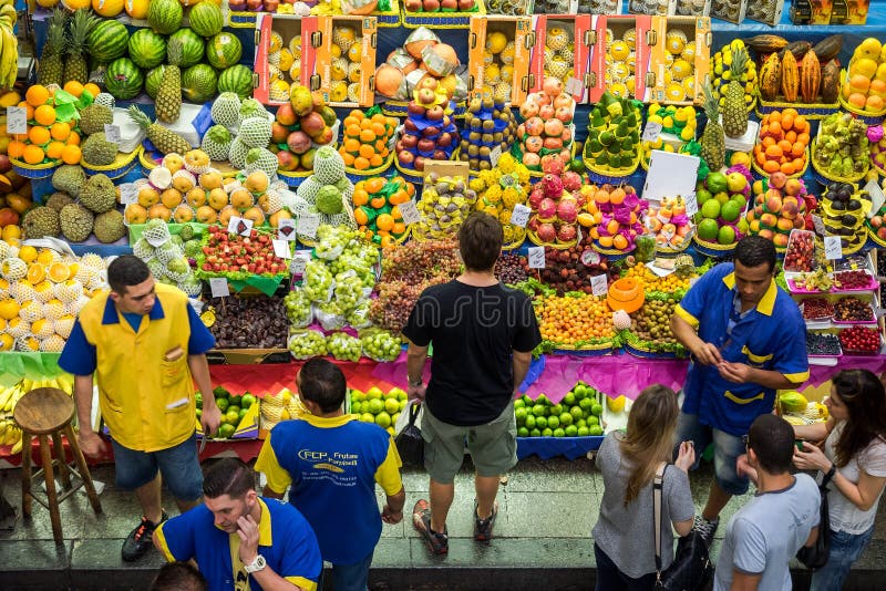 Acquisto di drogheria dei clienti al mercato municipale a Sao Paulo, Brasile immagine stock Acquisto di drogheria dei clienti al mercato municipale a Sao Paulo, Brasile immagine stock