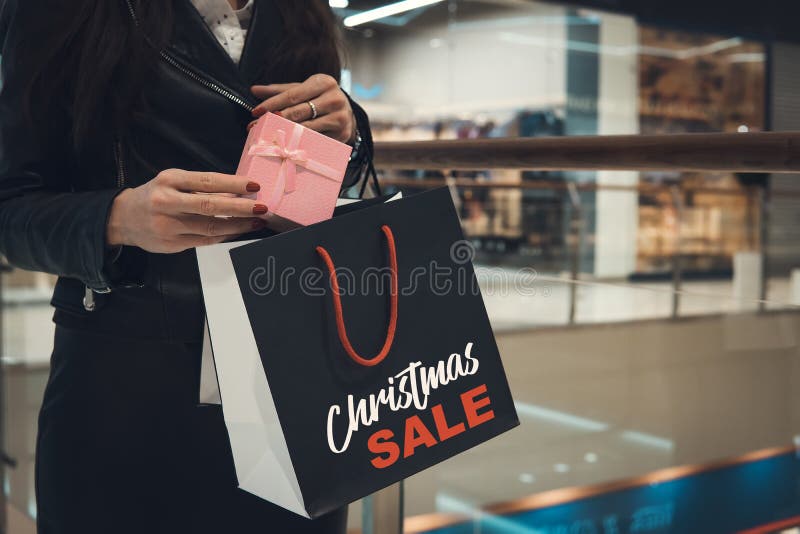 Acquisto di natale, idea per il vostro disegno Donna felice con i sacchetti della spesa nel centro commerciale vendite Regali di immagini stock libere da diritti Acquisto di natale, idea per il vostro disegno Donna felice con i sacchetti della spesa nel centro commerciale vendite Regali di immagini stock libere da diritti
