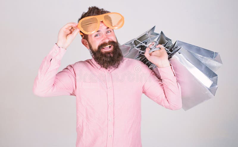 Acquisto felice con i sacchi di carta del mazzo Affare vantaggioso Consumatore dipendente di compera Come prepararsi per il vostr fotografia stock Acquisto felice con i sacchi di carta del mazzo Affare vantaggioso Consumatore dipendente di compera Come prepararsi per il vostr fotografia stock