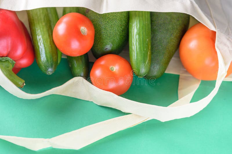 Acquisto libero di plastica Prodotti biologici degli agricoltori fotografia stock libera da diritti Acquisto libero di plastica Prodotti biologici degli agricoltori fotografia stock libera da diritti