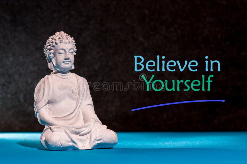 Acredite no senhor mesmo Inspirado e frase da motivação perto da estatueta pequena de buddha imagem de stock royalty free Acredite no senhor mesmo Inspirado e frase da motivação perto da estatueta pequena de buddha imagem de stock royalty free