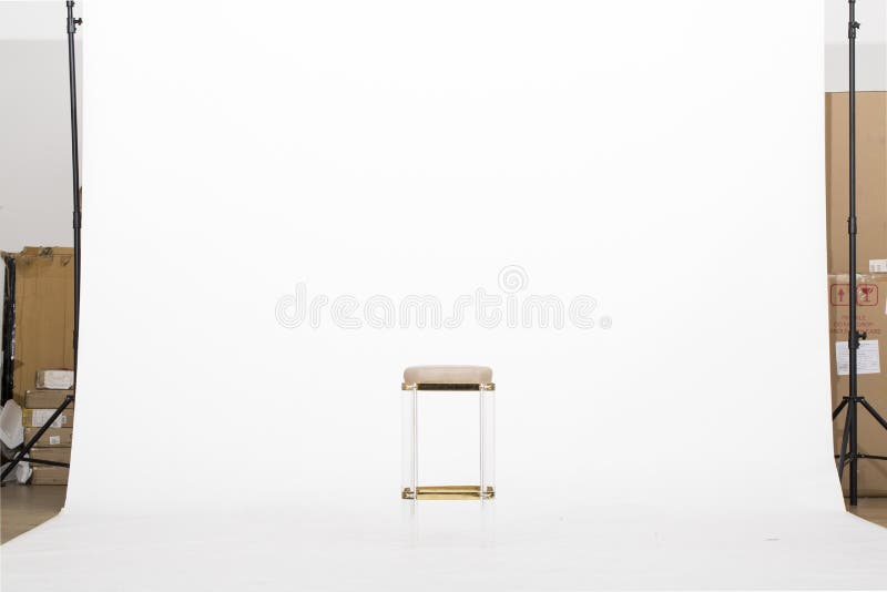 Acrilico affascinante assente dei mondi & contro panchetto d'ottone, mobilia Luxe Xavier Pauchard Tolix Style Stool di culto dell immagine stock libera da diritti Acrilico affascinante assente dei mondi & contro panchetto d'ottone, mobilia Luxe Xavier Pauchard Tolix Style Stool di culto dell immagine stock libera da diritti