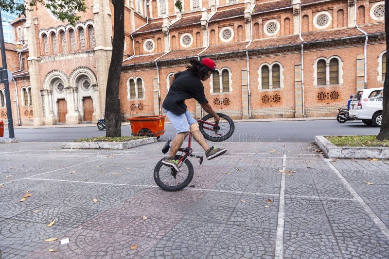 Acrobate de BMX. Les bicyclettes de BMX sont tout à fait populaires en ville de Ho Chi Minh/Saigon parmi leur jeunesse Jeune Tanh GA est l'un des meilleurs conducteurs de BMX en Ho Chi Minh/Saigon