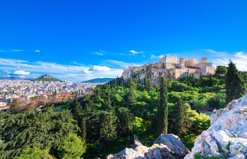 Acropole avec le parthenon Vue par un cadre avec les plantes vertes, les arbres, les marbres antiques et le paysage urbain, Athèn images libres de droits Acropole avec le parthenon Vue par un cadre avec les plantes vertes, les arbres, les marbres antiques et le paysage urbain, Athèn images libres de droits
