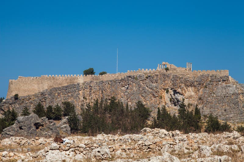 Acropole sur une colline dans la ville de Lindos Fragment de residenti image libre de droits Acropole sur une colline dans la ville de Lindos Fragment de residenti image libre de droits