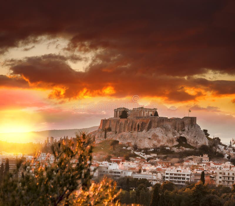 Acropoli con il tempio del Partenone contro il tramonto a Atene, Grecia immagini stock Acropoli con il tempio del Partenone contro il tramonto a Atene, Grecia immagini stock