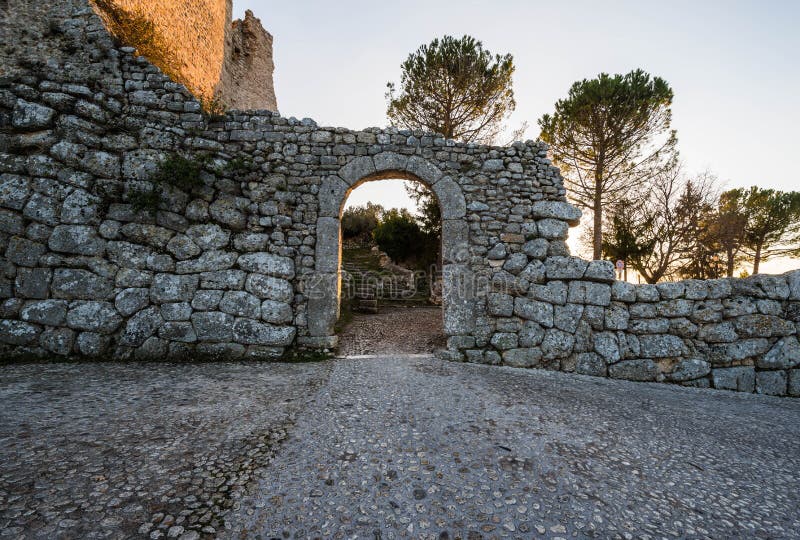 Acropoli di Civitavecchia di Arpino, Italia fotografia stock Acropoli di Civitavecchia di Arpino, Italia fotografia stock