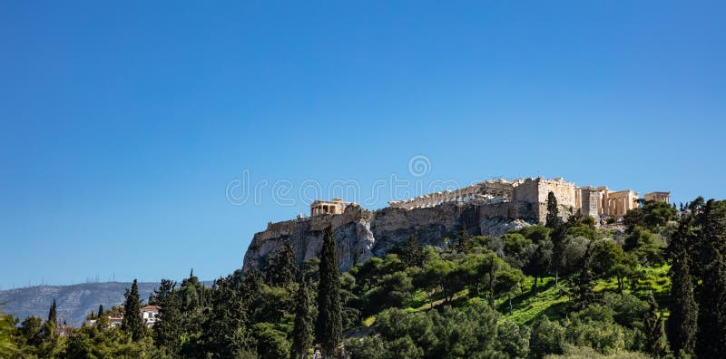 Acrópole da rocha de Atenas Grécia e Partenon no fundo do céu azul, dia ensolarado foto de stock royalty free Acrópole da rocha de Atenas Grécia e Partenon no fundo do céu azul, dia ensolarado foto de stock royalty free
