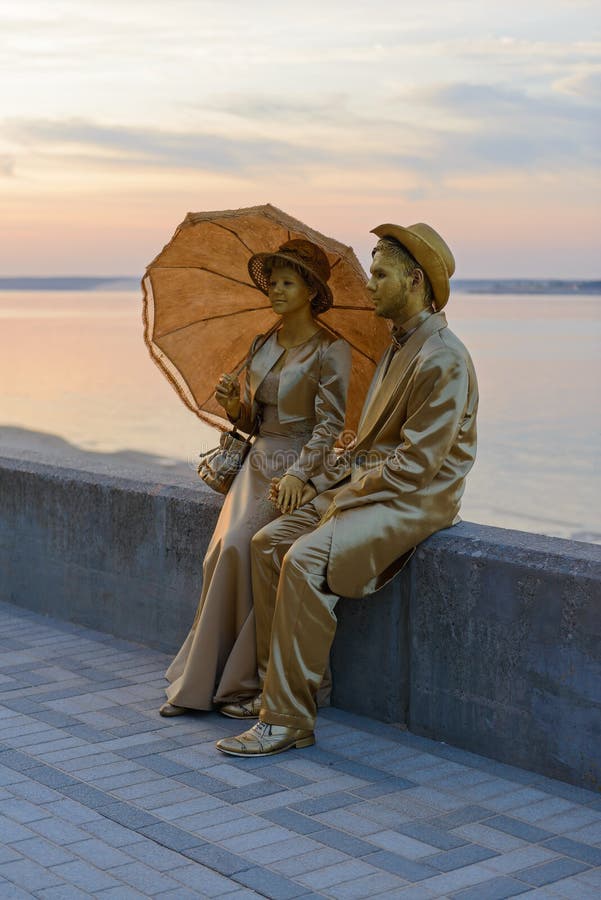 Acteurs femme et homme dans le vêtement d'or du fin du 19ème siècle images libres de droits Acteurs femme et homme dans le vêtement d'or du fin du 19ème siècle images libres de droits