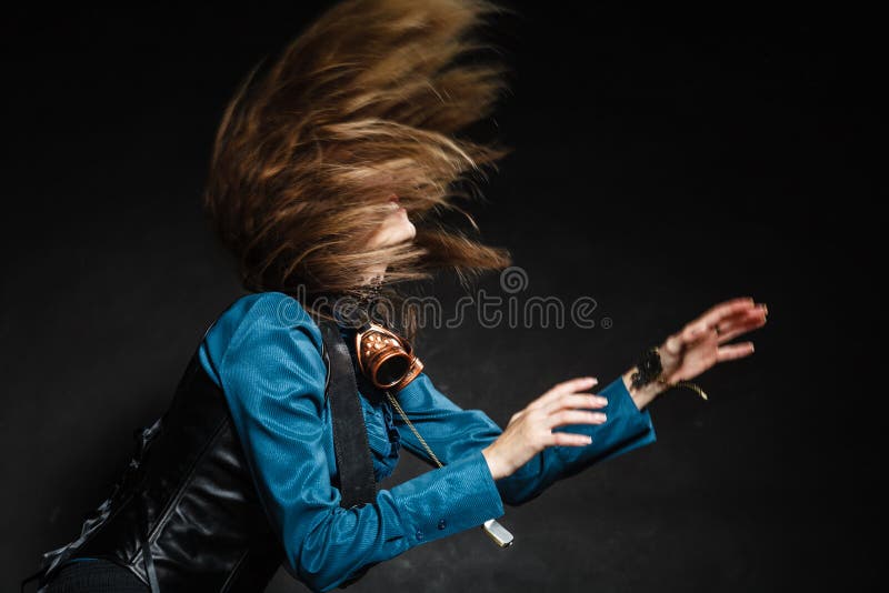Actie van een aantrekkelijke vrouw wordt geschoten die haar haar slingeren dat stock afbeeldingen Actie van een aantrekkelijke vrouw wordt geschoten die haar haar slingeren dat stock afbeeldingen