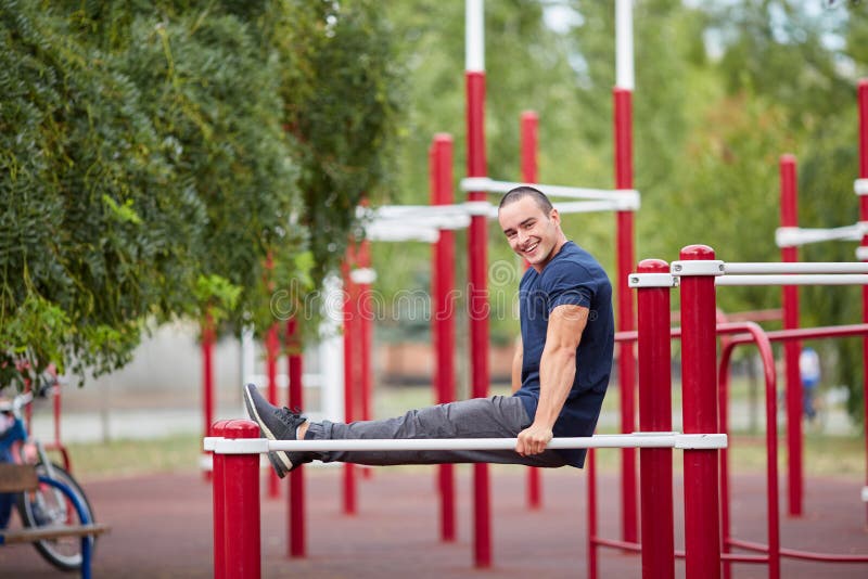 Actief het leven en sportconcept Werk mannetje uit Atletisch lichaam royalty-vrije stock foto Actief het leven en sportconcept Werk mannetje uit Atletisch lichaam royalty-vrije stock foto