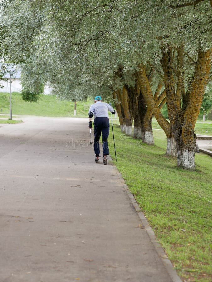 Actieve gepensioneerde die en extreme draaien rollerblading maken De herfstgangen in de verse lucht Actieve oude mensen stock afbeelding Actieve gepensioneerde die en extreme draaien rollerblading maken De herfstgangen in de verse lucht Actieve oude mensen stock afbeelding