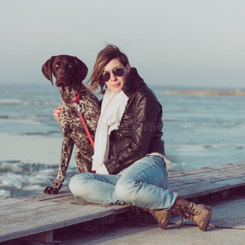 Actieve levensstijlvrouw met hond openlucht stellen royalty-vrije stock foto's Actieve levensstijlvrouw met hond openlucht stellen royalty-vrije stock foto's