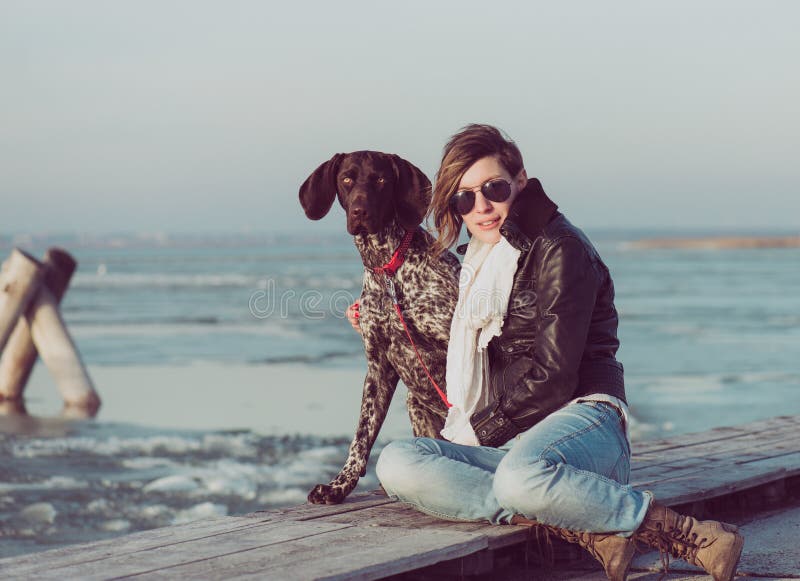 Actieve levensstijlvrouw met hond openlucht stellen royalty-vrije stock afbeeldingen Actieve levensstijlvrouw met hond openlucht stellen royalty-vrije stock afbeeldingen