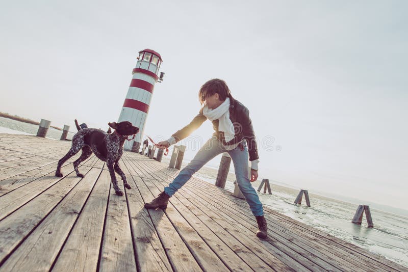 Actieve levensstijlvrouw met hond openlucht stellen stock afbeelding Actieve levensstijlvrouw met hond openlucht stellen stock afbeelding