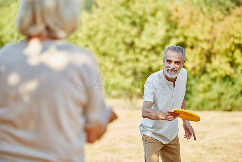 Actieve oudsten die met een frisbee spelen