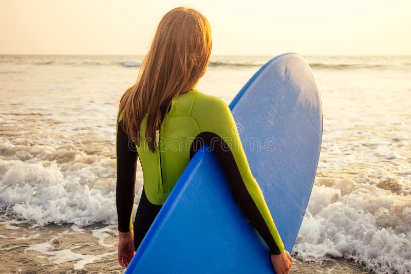 Actieve vrouwen met surfen genieten op vakantievakantie van watersport sportmeisje in surfschool - instructeur windsurf stock fotografie Actieve vrouwen met surfen genieten op vakantievakantie van watersport sportmeisje in surfschool - instructeur windsurf stock fotografie