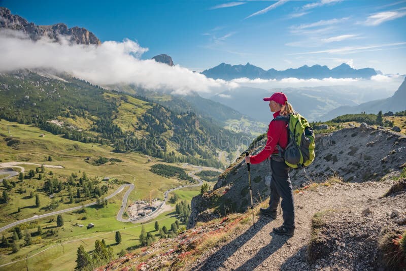 Actieve wandelaar die, genietend van de mening, die het landschap van Dolomietbergen bekijken wandelen royalty-vrije stock afbeelding Actieve wandelaar die, genietend van de mening, die het landschap van Dolomietbergen bekijken wandelen royalty-vrije stock afbeelding