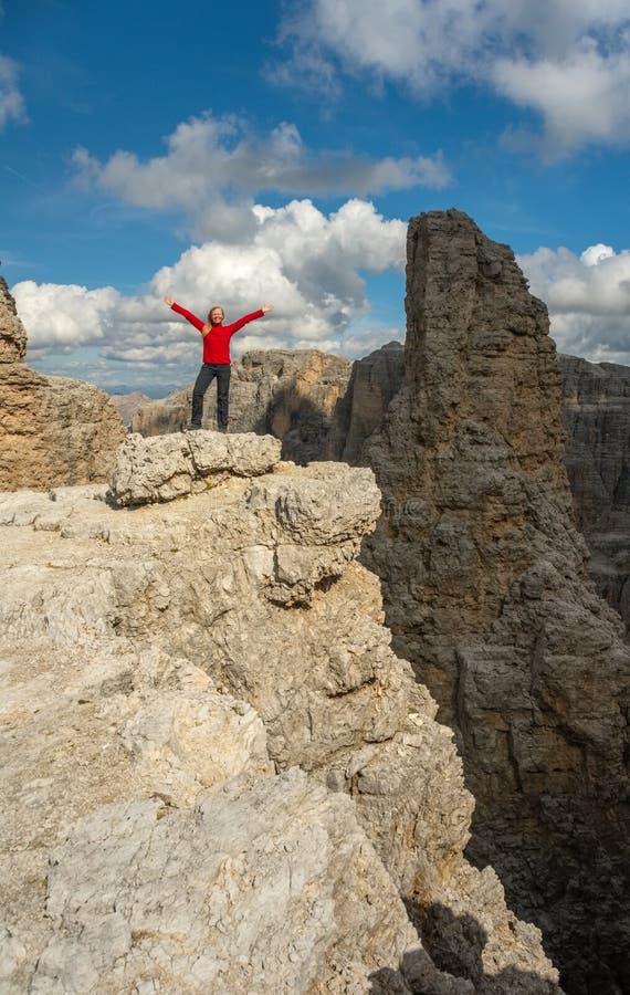 Actieve wandelaar die, genietend van de mening, die het landschap van Dolomietbergen bekijken wandelen stock afbeeldingen Actieve wandelaar die, genietend van de mening, die het landschap van Dolomietbergen bekijken wandelen stock afbeeldingen