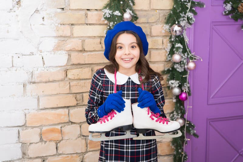Actif et amusant Matériel de patinage professionnel Patins à silex pour petits enfants Petite fille avec deux patins Adorable images stock Actif et amusant Matériel de patinage professionnel Patins à silex pour petits enfants Petite fille avec deux patins Adorable images stock