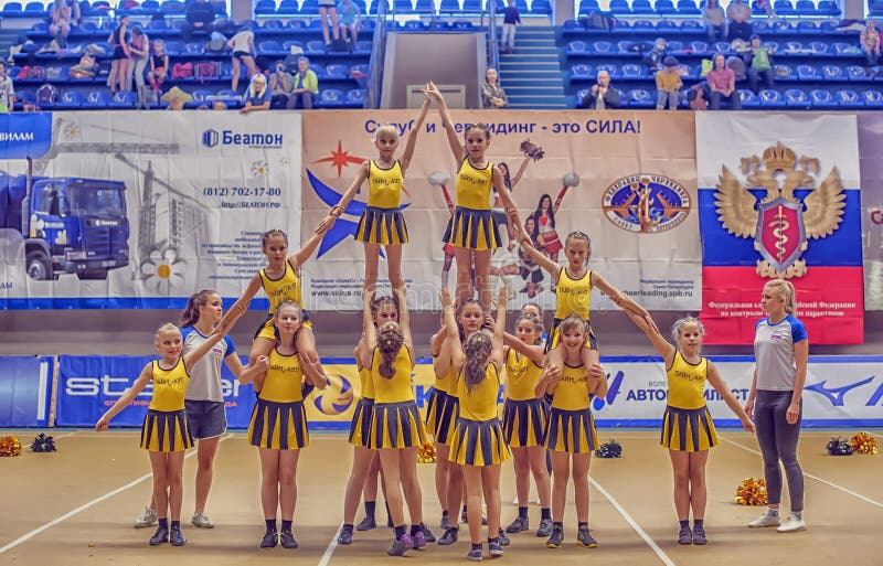 Groupe De Pom-pom Girls Se Produisant En Plein Air à L'université Campus  Sport Concept De Pom-pom Girl Formation D'équipe à L'écol Image stock -  Image du joie, zone: 213809125