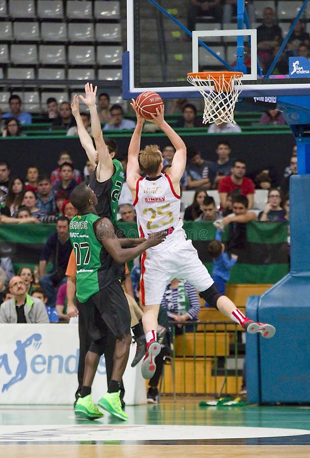 Joueurs De Basket Dans L'action Sur La Cour Image stock Image du gens