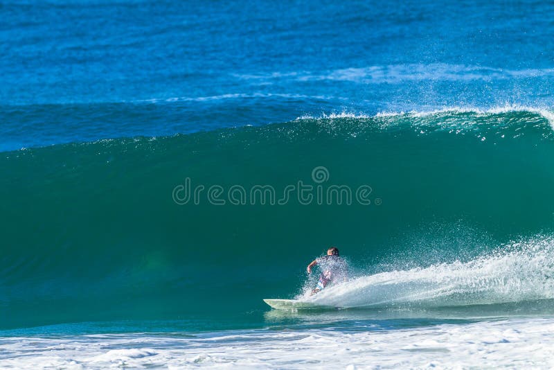 Action surfante de tour du fond de vague de surfer image stock Action surfante de tour du fond de vague de surfer image stock