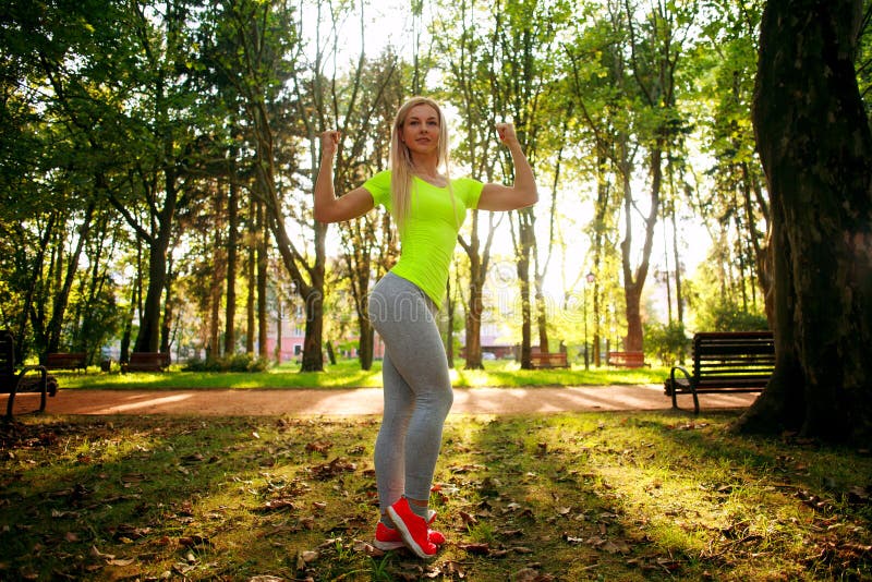 Download Actitud Delgada Deportiva De La Mujer En Parque Verde De La Ciudad Del Verano Imagen de archivo - Imagen de ejercicio, caucásico: 100530009