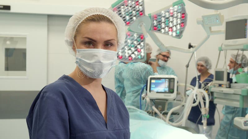 Cirujanos En El Trabajo Doctores De Sexo Femenino Que Actan En