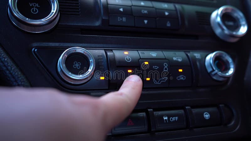 Activation de la recirculation interne dans une voiture. une main man appuie sur le bouton dans la voiture 4k vidéo métrage. clips vidéos