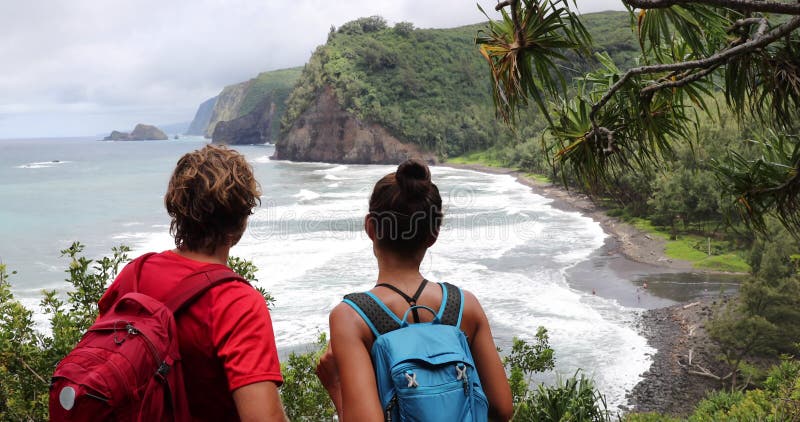 Active Lebensstil wandernd, Paare in Hawaii-Strand USA pololu Tal Urlaub