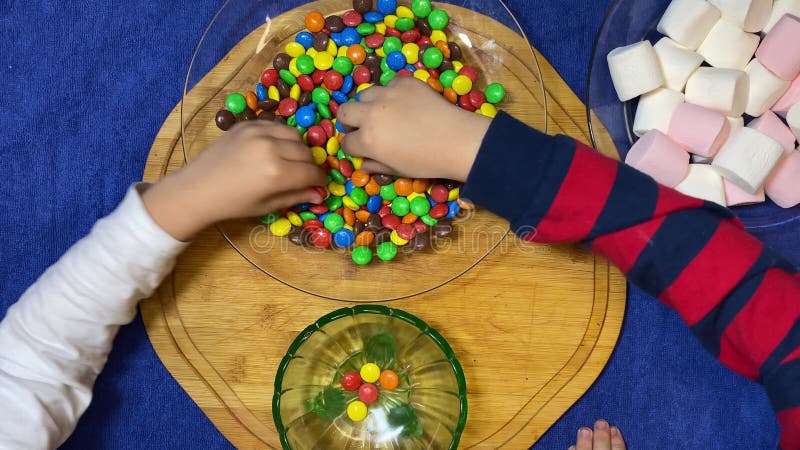 Actividad infantil en la cocina. caramelos coloridos que separan. disparo frontal