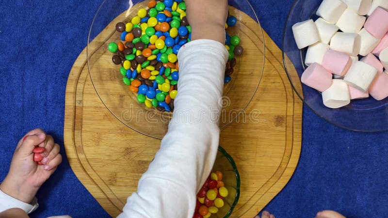 Actividad infantil en la cocina. caramelos coloridos que separan. disparo frontal