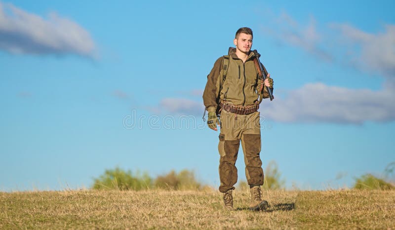 Actividad masculina de la afici?n Arma o rifle del arma de la caza El cazador del hombre lleva el fondo del cielo azul del rifle imágenes de archivo libres de regalías Actividad masculina de la afici?n Arma o rifle del arma de la caza El cazador del hombre lleva el fondo del cielo azul del rifle imágenes de archivo libres de regalías