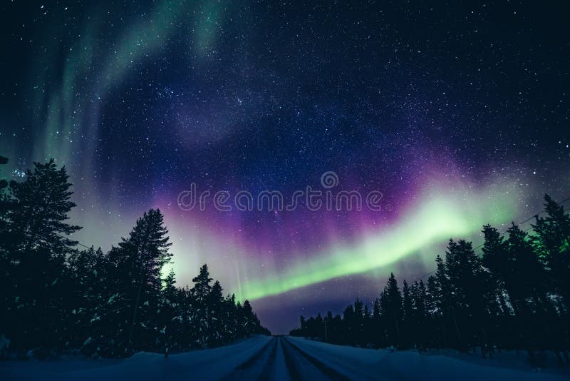 Actividad ártica polar colorida de Aurora Borealis de la aurora boreal en el invierno Finlandia imágenes de archivo libres de regalías Actividad ártica polar colorida de Aurora Borealis de la aurora boreal en el invierno Finlandia imágenes de archivo libres de regalías