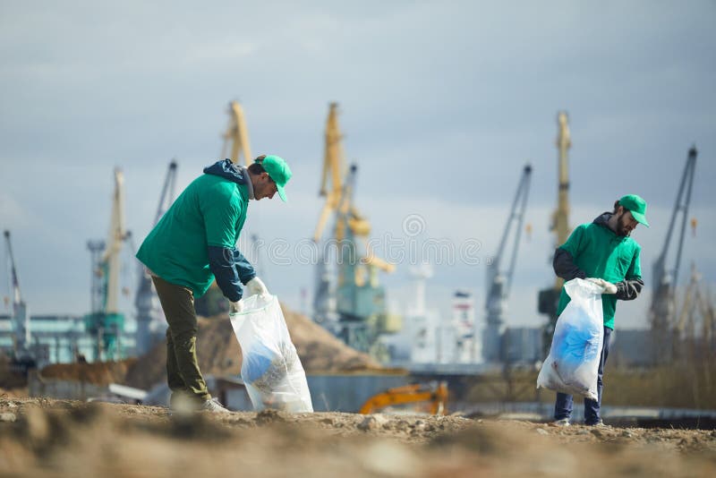 Activistas que escogen la basura en sitio fotografía de archivo libre de regalías Activistas que escogen la basura en sitio fotografía de archivo libre de regalías