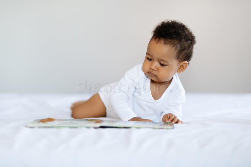 Concept De Soins Pour Bébés Adorable Enfant En Bas âge Noir Relaxant Sur Le  Lit à La Maison