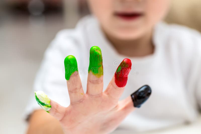 Activité créative pour le bébé, jeu de bébé avec des couleurs photo libre de droits Activité créative pour le bébé, jeu de bébé avec des couleurs photo libre de droits