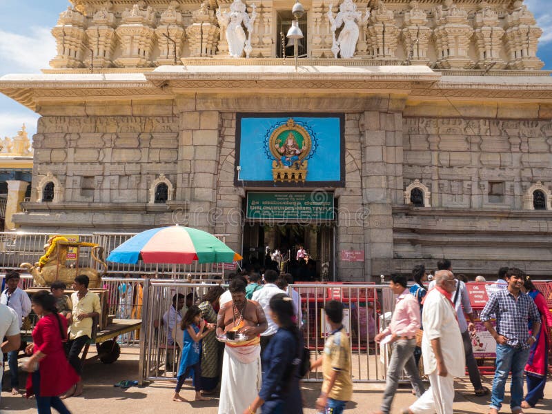 Activités de personnes près du temple antique de Chamundeshwari aux collines de Chamundi image stock Activités de personnes près du temple antique de Chamundeshwari aux collines de Chamundi image stock