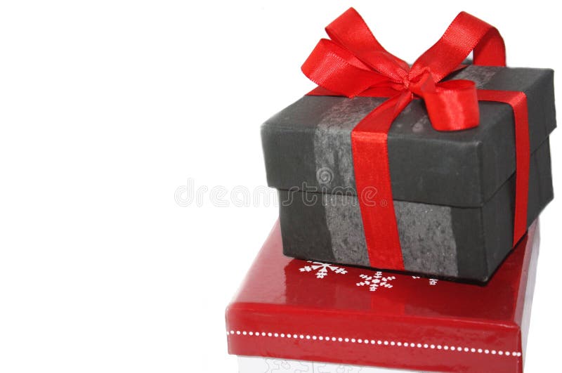Actual caja con la cinta roja y arco, regalo de la Navidad aislado en blanco fotografía de archivo Actual caja con la cinta roja y arco, regalo de la Navidad aislado en blanco fotografía de archivo