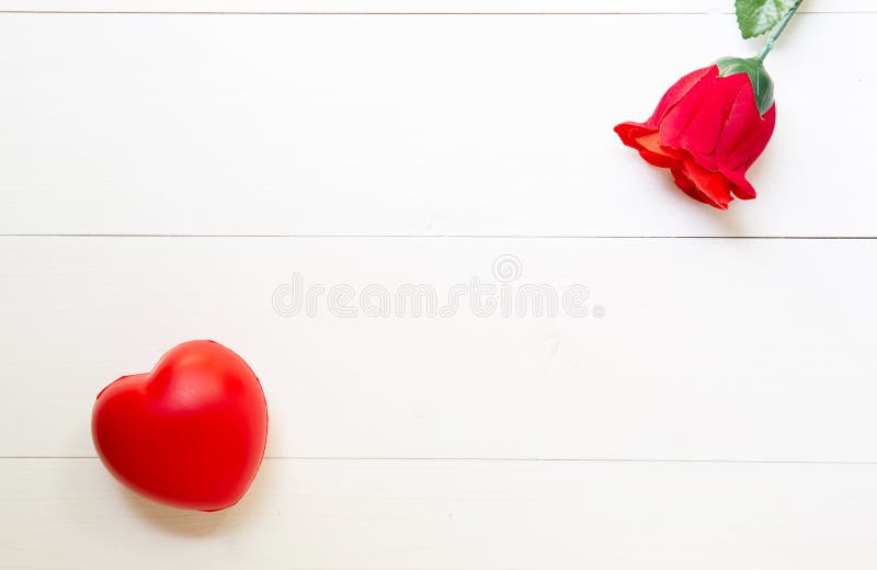 Actual regalo con forma color de rosa roja de la flor y del corazón en la tabla de madera, el 14 de febrero de día del amor con e foto de archivo libre de regalías Actual regalo con forma color de rosa roja de la flor y del corazón en la tabla de madera, el 14 de febrero de día del amor con e foto de archivo libre de regalías
