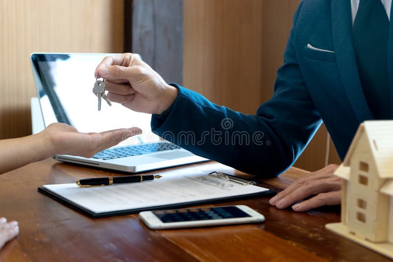 Acuerdo del hombre de negocios de firmar para el contrato fotografía de archivo Acuerdo del hombre de negocios de firmar para el contrato fotografía de archivo