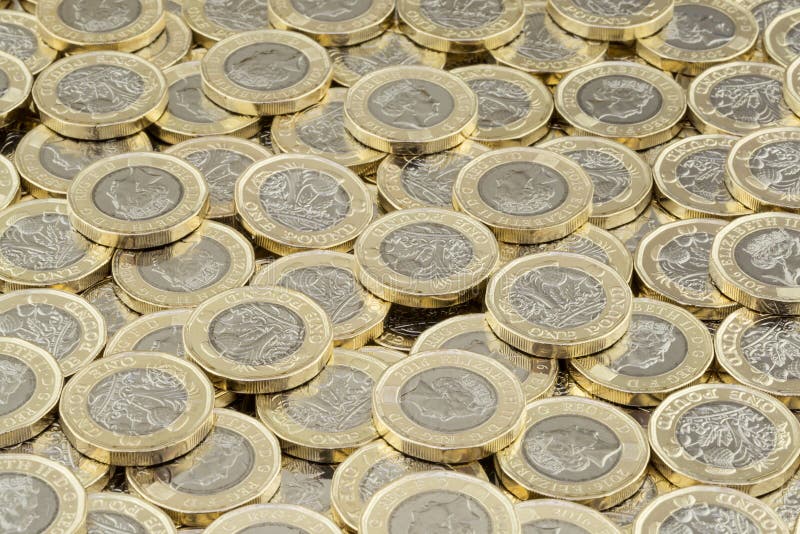 Acumulación del dinero Pila dispersada de monedas de libra británica imagen de archivo Acumulación del dinero Pila dispersada de monedas de libra británica imagen de archivo