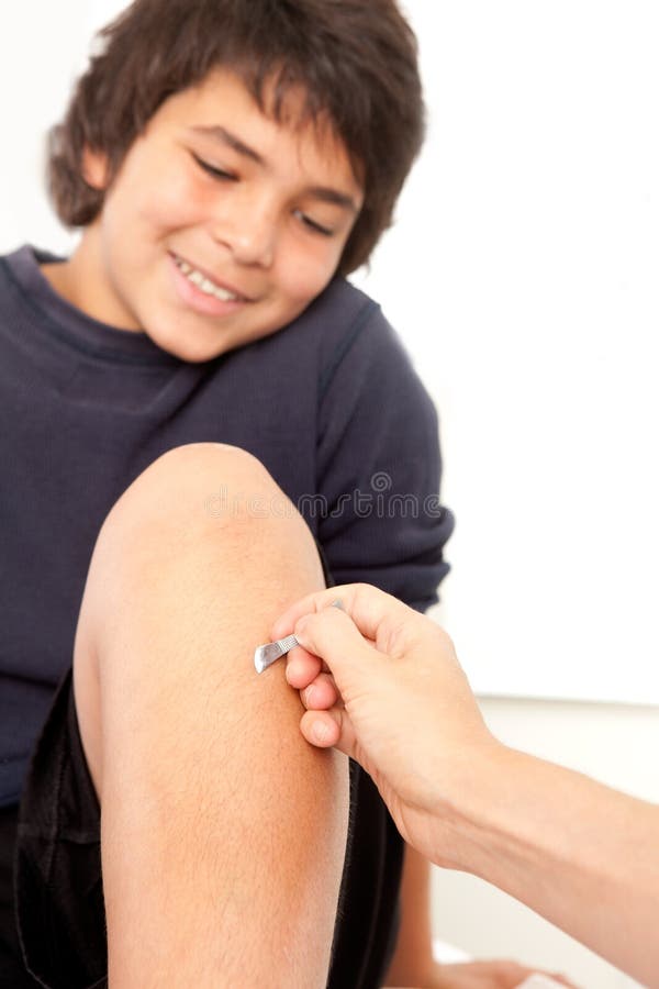 Acupunctura de recepção masculina nova de Shonishin fotografia de stock Acupunctura de recepção masculina nova de Shonishin fotografia de stock