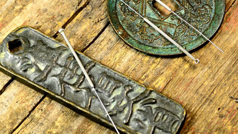 https://thumbs.dreamstime.com/b/acupuncture-needles-antique-chinese-coins-turn-table-141918983.jpg